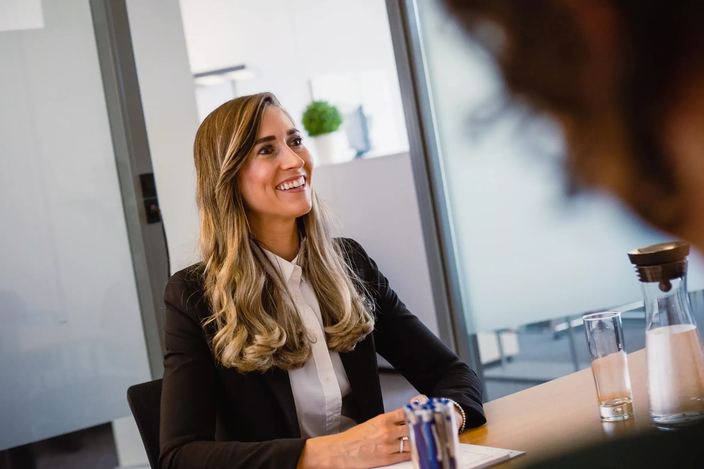 Nicole Neff an einem Meeting im Business Center in Sursee